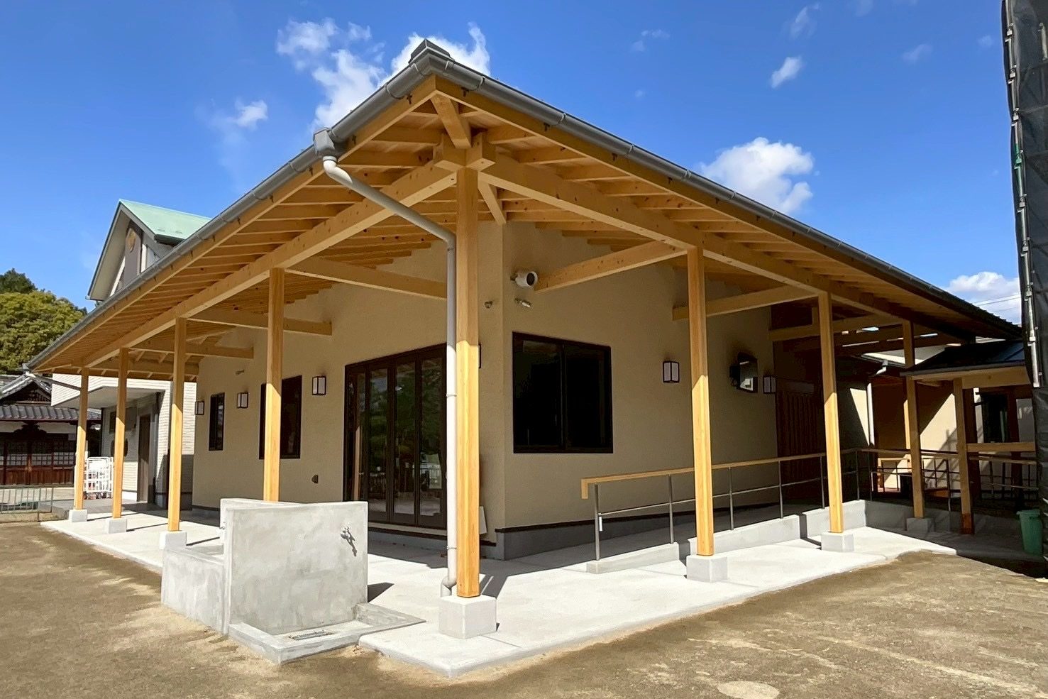 お寺に隣接するこども園